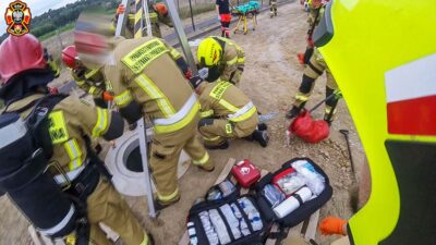 Tak strażacy ratowali mężczyzn, którzy wpadli do studni [FOTORELACJA]