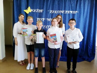 Uroczyste zakończenie roku szkolnego w Zbytowej i statuetki dla zdolnych uczniów
