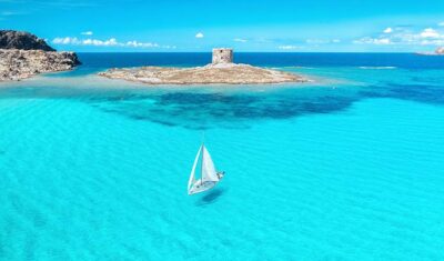 Sardynia – dlaczego warto spędzić tam wakacje?