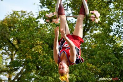 OFCA 2024. Circus unARTiq i Pan Ząbek występują przed publicznością w Oleśnicy