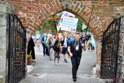 Pielgrzymi idą na Jasną Górę. Dziś rano śniadaniem podejmowali ich mieszkańcy Smolnej [ZDJĘCIA]