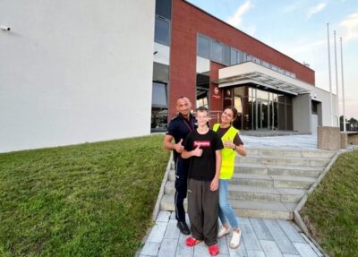 12-letni chłopiec został sam na parkingu S8. Rodzina nie zauważyła, że wysiadł z samochodu