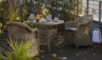 Jak stworzyć rustykalny klimat na tarasie? Sprawdź, jak dopasować krzesła ogrodowe do pozostałych mebli wypoczynkowych