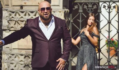 Złoty śpiewa śląskie szlagiery. Dziś na oleśnickim zamku powstał teledysk [ZDJĘCIA]