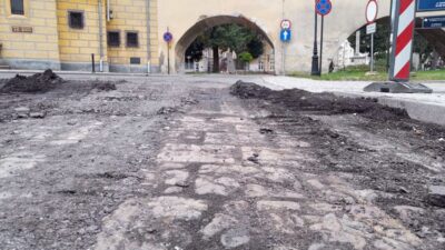 Pod zerwanym asfaltem na Bocianiej odkryto kamienną drogę z XVIII wieku. Wiemy, jaki jest plan drogowców