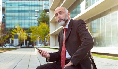 Garnitury na miarę – idealne dopasowanie i styl w każdym wieku