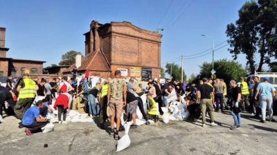 Fala powodziowa przechodzi przez Oławę. Most czynny tylko dla mieszkańców i służb