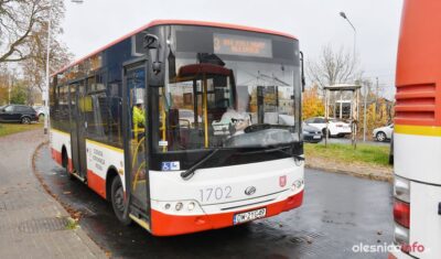 Wszystkich Świętych w Oleśnicy. Autobusy pojadą częściej. Rusza specjalny rozkład OKM