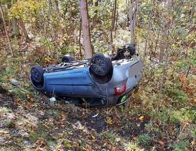 Auto wypadło z drogi. Na miejsce wezwano służby