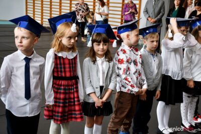 Pierwszaki z dwójki uroczyście pasowane na uczniów [ZDJĘCIA]