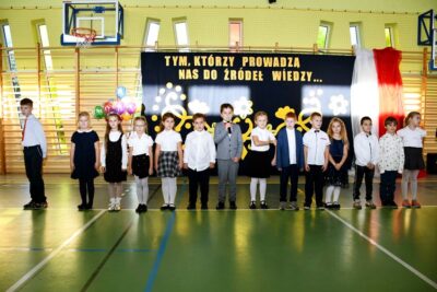 Uroczyste pasowanie pierwszaków z SP we Wszechświętem