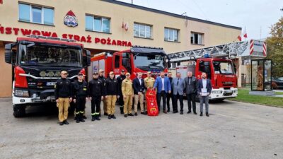 Strażacy otrzymali płachtę  do gaszenia pożarów aut