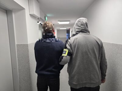 Wybił szyby w komendzie i stosował groźby karalne. 30-latek zatrzymany przez policję [WIDEO]