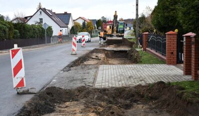Trwa budowa nowego chodnika i ścieżki rowerowej w Sokołowicach