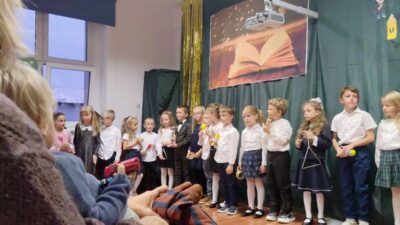 Pierwszaki ze szkoły katolickiej pasowane na uczniów