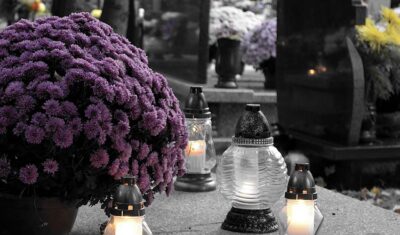 TOP 4 dekoracje cmentarne na Boże Narodzenie – znicze, wkłady, wiązanki