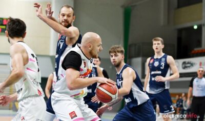 Sroga lekcja koszykówki w meczu WrapMania.eu KK Oleśnica z Pogonią Prudnik