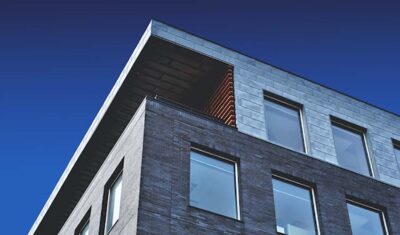 Zbita szyba – zamówić szklarza czy kupić nowe okno?