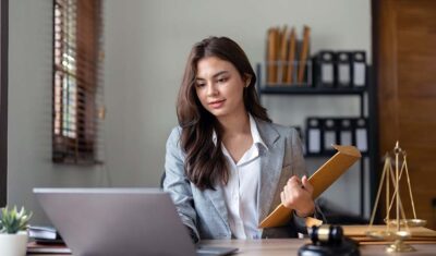 W jaki sposób kancelaria prawna może doradzać firmom w zakresie ochrony własności intelektualnej w kontekście AI?