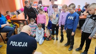 Uczestnicy półkolonii z wizytą w oleśnickiej komendzie