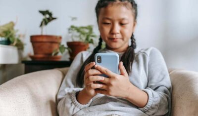 Telefon dla dziecka. Jak wybrać pierwszego smartfona?