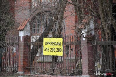 Zrujnowany budynek po dawnym WKU wystawiony na sprzedaż. Czy znajdzie się kupiec?