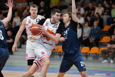 Tercet Prostak-Wiśniewski-Uberna prowadzi KK Oleśnica do zwycięstwa