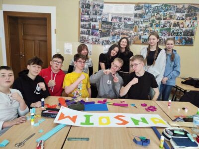 Radośnie i kolorowo uczniowie oleśnickiej dwójki witali wiosnę