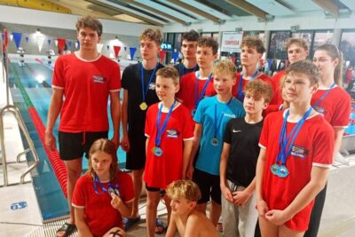Worek medali dla pływaków z Torpedy podczas zawodów Torpeda Cup