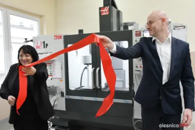 Szwedzka firma podarowała oleśnickiej szkole nowoczesną obrabiarkę [ZDJĘCIA]