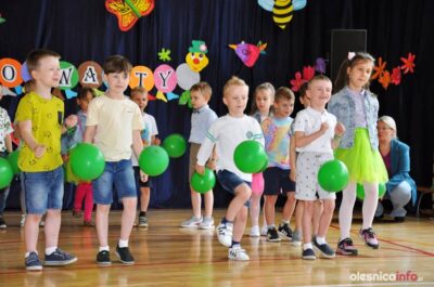 Czwórka otworzyła drzwi. Na zaproszenie odpowiedzili rodzice i przyszli uczniowie