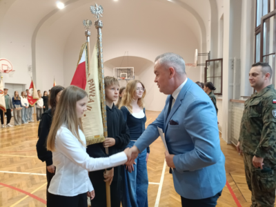 Szkolne poczty sztandarowe już po szkoleniu z oleśnickimi żołnierzami