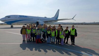 Pierwszoklasiści z jedynki zwiedzali wrocławskie lotnisko