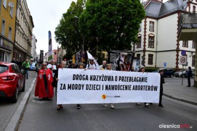 Droga krzyżowa w intencji nawrócenia oleśnickiej lekarki idzie ulicami miasta [ZDJĘCIA]