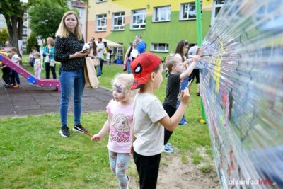 Festyn w przedszkolnej szóstce. Bawią się dzieci i rodzice [ZDJĘCIA]