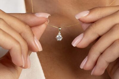 Biżuteria, która mówi więcej niż słowa – jak wyrazić uczucia bez wypowiadania ich na głos?