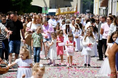 Wierni z oleśnickich parafii przeszli w procesji Bożego Ciała [ZDJĘCIA]