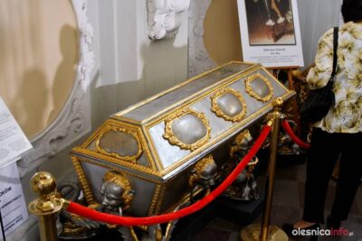 Sarkofag księżnej Elżbiety Marii powrócił do mauzoleum w bazylice mniejszej [ZDJĘCIA]