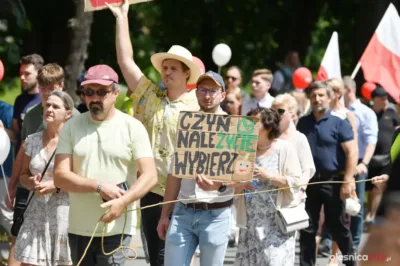 Marsz dla życia przeszedł ulicami Oleśnicy. Uczestnicy manifestowali swój sprzeciw wobec aborcji [ZDJECIA]