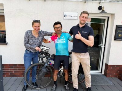 Francuski kolarz jedzie po Europie dla chłopca z autyzmem. W Oleśnicy dostał wsparcie od Produktów Medycznych