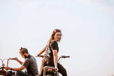 Motocyklistka na trasie – wygoda i bezpieczeństwo w damskiej odzieży motocyklowej
