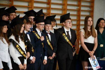 Najstarsi uczniowie Szkoły Podstawowej nr 2 w Oleśnicy pożegnali dziś rok szkolny [ZDJĘCIA]