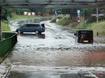 Intensywne opady deszczu i burze w powiecie. Utrudnienia i powalone drzewa w Oleśnicy