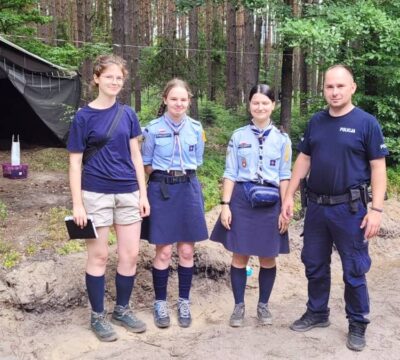 Policjanci czuwają nad wypoczynkiem harcerzy