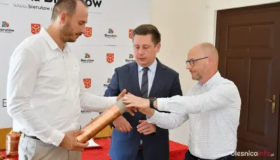 Bierutów zamyka kapsułę czasu. Przesłanie dla przyszłych pokoleń trafi do wieży ratuszowej [ZDJĘCIA]