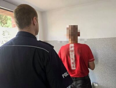 Agresywny wandal zatrzymany. Chciał ukraść defibrylator i groził policjantom