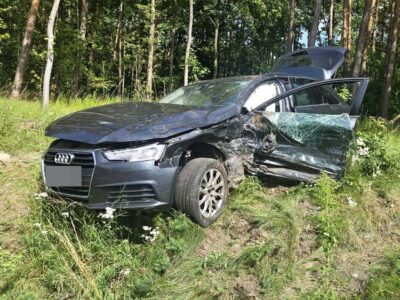 Policja: Zginęła pasażerka. Wszystko przerwał ułamek sekundy, błędna decyzja i nieprzewidziany manewr na drodze