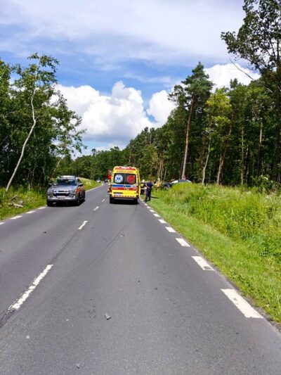 Poważny wypadek pod Dziadową Kłodą. Zderzenie czołowe BMW i Audi. Nie żyje kobieta