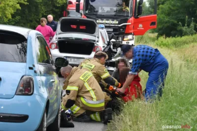 Zderzenie motocykla z osobówką. Jedna osoba jest poszkodowana