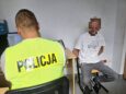 Pijany kierowca uderzył w auto i uciekł do lasu! Zatrzymała go policja